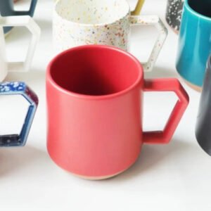 CHIPS mug 陶瓷杯 380ml - 紅色與其他杯子一起放在枱上